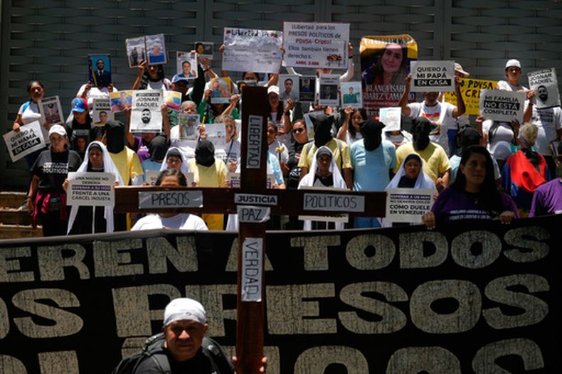 Familiares de presos políticos exigen su liberación frente a la Nunciatura Católica y solicitan la intervención del Vaticano en Caracas, Venezuela, el viernes 27 de marzo de 2026. (Foto AP/Ariana Cubillos)