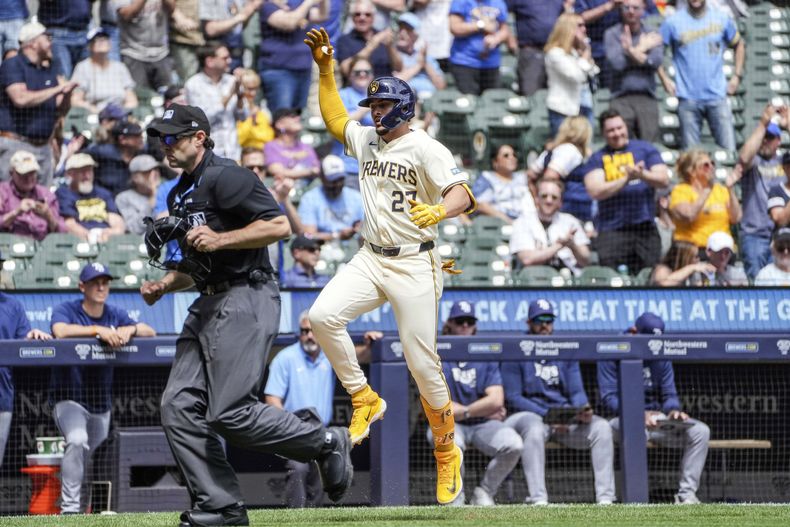 Willy Adames de los Cerveceros de Milwaukee llega al plato tras batear un jonrón ante los Rays de Tampa Bay, el miércoles 1 de mayo de 2024. (AP Foto/Kenny Yoo)