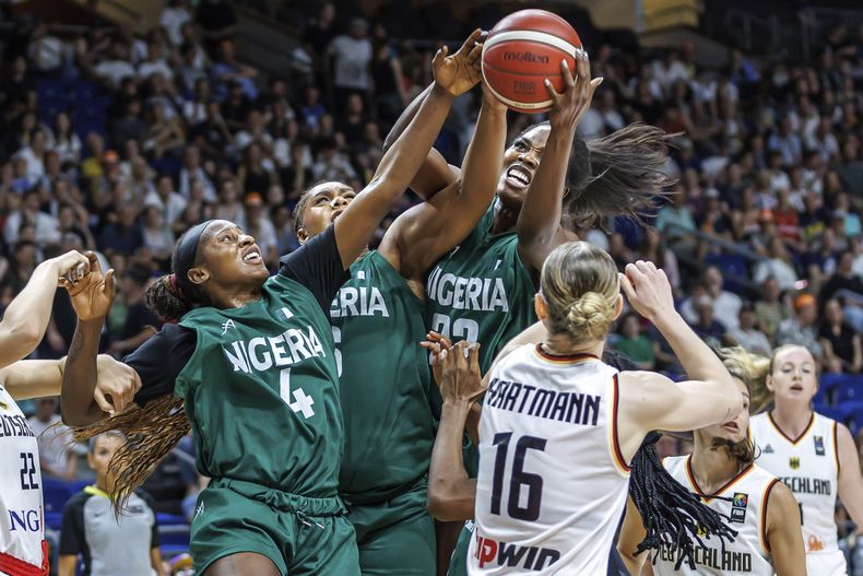 La alemana Alina Hartmann intenta capturar el balón ante las nigerianas Blessing Ejiofor, Lauren Ebo y Elizabeth Balogun durante un encuentro de baloncesto el viernes 19 de julio del 2024. (Andreas Gora/dpa via AP)