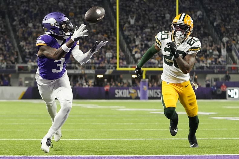 Jordan Addison, wide receiver de los Vikings de Minnesota, atrapa un pase de touchdown superando la cobertura de Javon Bullard, de los Packers de Green Bay, durante la segunda mitad del partido de la NFL del domingo 29 de diciembre de 2024, en Minneapolis. (AP Foto/Abbie Parr)