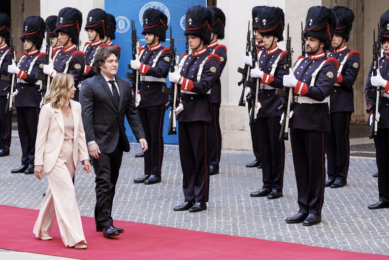 La primera ministra de Italia, Giorgia Meloni, a la izquierda, camina con el presidente de Argentina, Javier Milei, pasando por la guardia de honor antes de su reunión en el Palazzo Chigi en Roma, Italia, el viernes 6 de junio de 2025. (Roberto Monaldo/LaPresse vía AP)