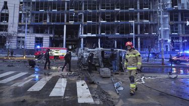 Equipos de emergencias trabajan en el escenario de un ataque con misiles rusos, en Kiev, Ucrania, el 18 de enero de 2025. (AP Foto/Efrem Lukatsky)