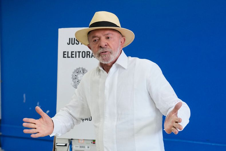 El presidente brasileño Luiz Inácio Lula llega a su centro de votación en Sao Bernardo do Campo, Brasil, el 4 de octubre del 2026. (AP foto/Andre Penner)