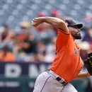 Altuve y Urquidy guían a Astros en paliza sobre Angelinos