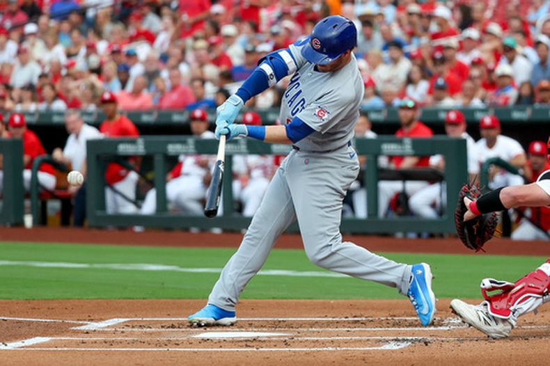 Ian Happ de los Cachorros de Chicago batea en el encuentro ante los Cardenales de San Luis el martes 28 de julio del 2026. (AP Foto/Scott Kane)