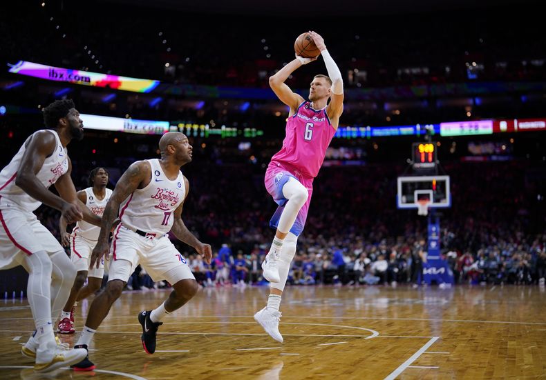 ARCHIVO - El letón Kristaps Porzingis, de los Wizards de Washington, dispara en un partido ante los 76ers de Filadelfia, el 12 de marzo de 2023 (AP Foto/Matt Slocum, archivo)