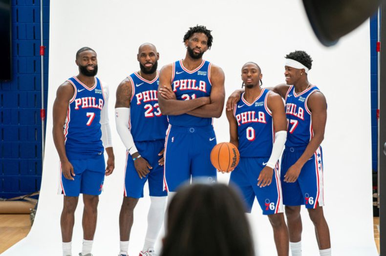 De izquierda a derecha, Jaylen Brown, LeBron James, Joel Embiid, Tyrese Maxey y VJ Edgecombe, de los 76ers de Filadelfia, posan para las fotografías durante el día de medios del equipo de baloncesto de la NBA, el 28 de septiembre de 2026, en Camden, Nueva Jersey. (Foto AP/Chris Szagola)