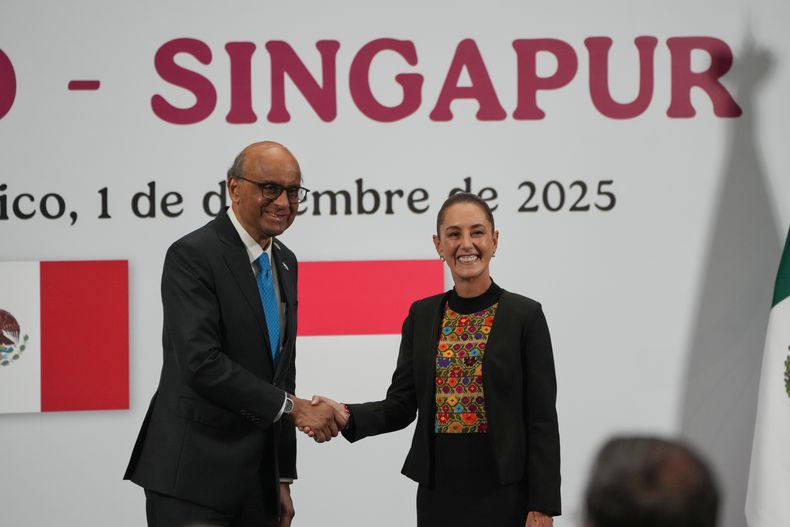 El presidente de Singapur, Tharman Shanmugaratnam, estrecha la mano de la presidenta mexicana, Claudia Sheinbaum, durante una conferencia de prensa en el Palacio Nacional de la Ciudad de México, el lunes 1 de diciembre de 2025. (Foto AP/Fernando Llano)