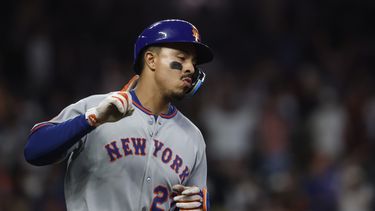 Mark Vientos, de los Mets de Nueva York, festeja su jonrón en el séptimo inning del duelo ante los Bravos de Atlanta, el sábado 23 de agosto de 2025 (AP Foto/Butch Dill)