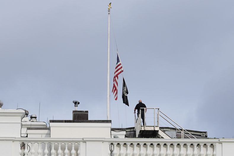La bandera estadounidense en la Casa Blanca, en Washington, baja a media asta tras la muerte de Charlie Kirk, director general y cofundador de Turning Point USA, tras recibir un disparo en un acto en Orem, Utah, el 10 de septiembre de 2025. (AP Foto/Alex Brandon)