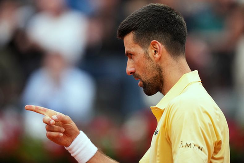 Novak Djokovic durante el partido contra Dino Prizmic en el Abierto de Italia, el viernes 8 de mayo de 2026, en Roma. (AP Foto/Andrew Medichini)