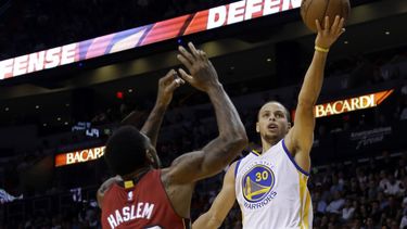 americateve | Stephen Curry, de los Warriors de Golden State, dispara frente a Udonis Haslem, del Heat de Miami, durante el duelo del martes 25 de noviembre de 2014 (AP Foto/Lynne Sladky)
