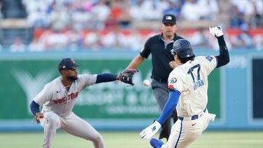 Shohei Ohtani, de los Dodgers de Los Ángeles, se desliza en la intermedia frnete al venezolano Andruw Monasterio, de los Medias Rojas de Boston, el sábado 1 de agosto de 2026 (AP Foto/Caroline Brehman)