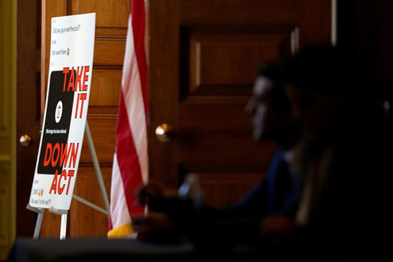 Un afiche sobre una conferencia sobre la seguridad en internet auspiciada por la primera dama Melania Trump, en el Capitolio en Washington, el 3 de marzo del 2025. (AP foto/Julia Demaree Nikhinson)