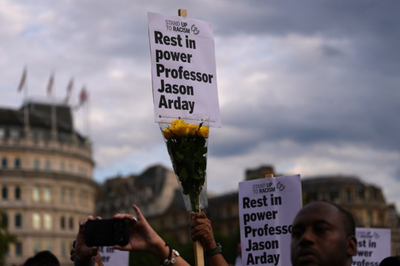 ARCHIVO - Un grupo de personas asisten a una vigilia organizada por Stand Up to Racism en memoria del profesor de la Universidad de Cambridge Jason Arday, en la Plaza de Trafalgar, Londres, el 17 de agosto de 2026. (AP Foto/Kirsty Wigglesworth, archivo)