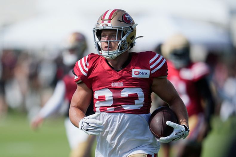 El corredor de los 49ers de San Francisco, Christian McCaffrey (23), corre durante el campamento de entrenamiento del equipo de fútbol americano, el jueves 6 de agosto de 2026, en Santa Clara, California. (Foto AP/Jeff Chiu)