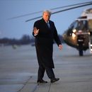 El presidente estadounidense Donald Trump saluda antes de abordar un helicóptero en la Base Conjunta Andrews, el viernes 31 de enero de 2025, en Maryland. (AP Foto/Ben Curtis)
