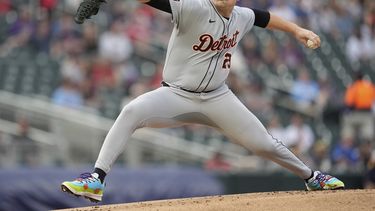 El lanzador abridor de los Tigres de Detroit, Tarik Skubal (29), lanza durante la primera entrada de un juego de béisbol contra los Mellizos de Minnesota el jueves 14 de agosto de 2025, en Mineápolis. (AP Photo/Abbie Parr)