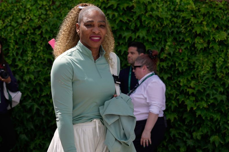 La estadounidense Serena Williams arriba al All England Club para una sesión de entrenamiento antes de su partido de primera ronda ante la australiana Maya Joint en Wimbledon el martes 30 de junio del 2026. (AP Foto/Brian Inganga)