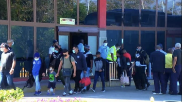 decenas de cubanos llevan tres dias varados en santiago de cuba por la cancelacion de un vuelo a nicaragua