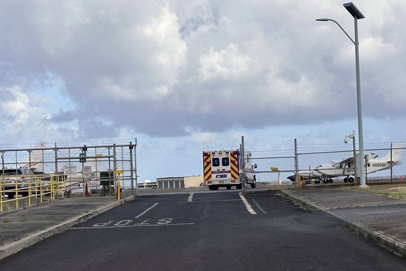 Una ambulancia entra en el aeropuerto de Lihue, en la isla de Kauai, Hawai, el viernes 12 de julio de 2024. (Chris Jensen vía AP)