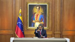 El presidente de Venezuela, Nicolás Maduro, sentado delante de una imagen del héroe de la independencia venezolana Simón Bolívar mientras da una conferencia de prensa en el palacio presidencial de Miraflores en Caracas, Venezuela, el miércoles 31 de julio de 2024, tres días después de las elecciones en las que fue declarado ganador. (AP Foto/Matías Delacroix)