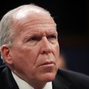 Brennan sopesa acción legal contra revocaciones de seguridad