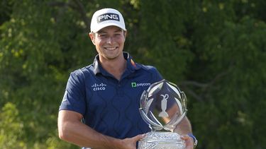Viktor Hovland, de Noruega, sostiene el trofeo después de ganar el torneo de golf, Memorial el domingo 5 de junio de 2023, en Dublín, Ohio. (AP Foto/Darron Cummings)