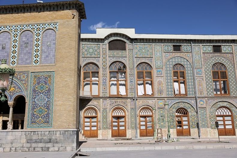 Daños causados por ataques de Estados Unidos e Israel se ven en la fachada de palacio de la era de Qajar en Teherán, Irán, el 3 de marzo de 2026. (ISNA via AP)