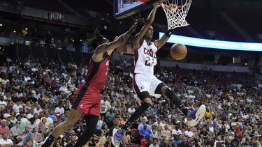 Emoni Bates de los Cavaliers de Cleveland clava el balón frente a Jermaine Samuels Jr. de los Rockets de Housotn durante el encuentro de campeonato de la Liga de Verano el lunes 17 de julio del 2023. (AP Foto/John Locher)