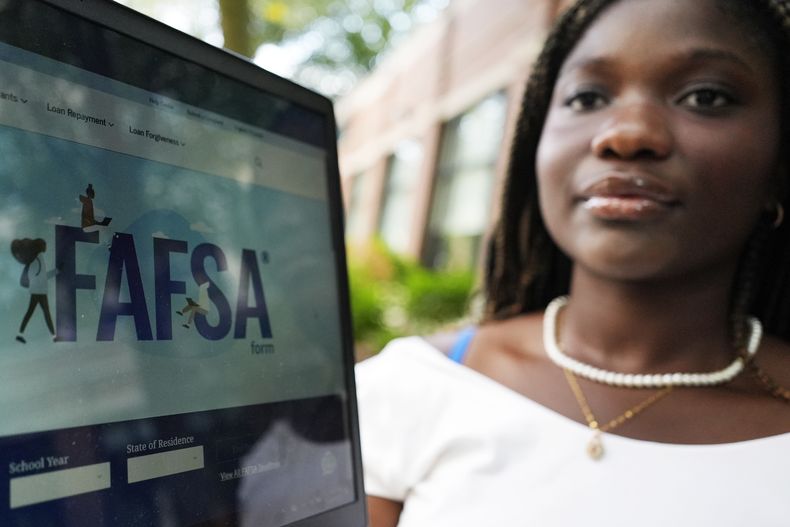 El sitio web de FAFSA, visto en la pantalla de la laptop de Adjovi Golo, en la Universidad DePaul, en Chicago, el miércoles 28 de agosto de 2024. (AP Foto/Nam Y. Huh)