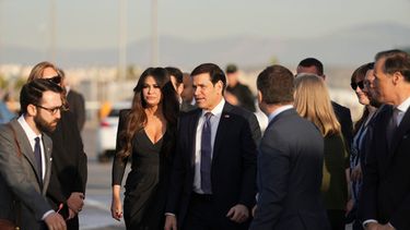 El secretario de Estado de Estados Unidos, Marco Rubio, en el centro, y la embajadora de Grecia, Kimberly Guilfoyle se ven en el aeropuerto internacional Eleftherios Venizelos cerca de Atenas, Grecia, antes de que Rubio suba a un avión, el jueves 8 de octubre de 2026. (AP Foto/Mark Schiefelbein, Pool)