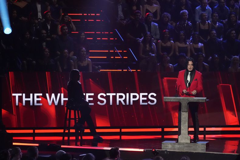 Jack White de The White Stripes habla en su ceremonia de incorporación al Salón de la Fama del Rock and Roll de 2025 el sábado 8 de noviembre de 2025 en L.A. Live en Los Ángeles. (Foto AP/Chris Pizzello)
