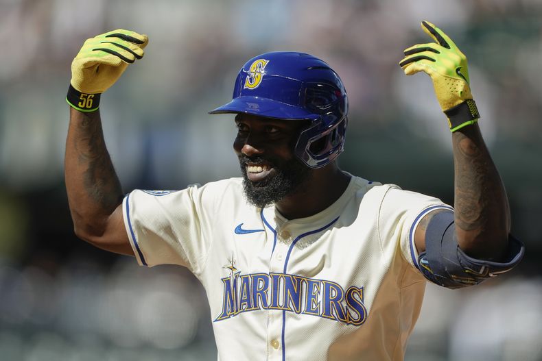 El cubano-mexicano de los Marineros de Seattle, Randy Arozarena reacciona al conectar un sencillo ante los GIgantes de San Francisco durante el octavo episodio del juego de béisbol, el domingo 25 de agosto de 2024, en Seattle. (AP Foto/Lindsey Wasson)
