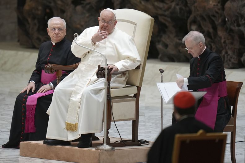El papa Francisco asiste a su vista general semanal en la sala Pablo VI del Vaticano, el miércoles 11 de diciembre de 2024. (AP Foto/Alessandra Tarantino)