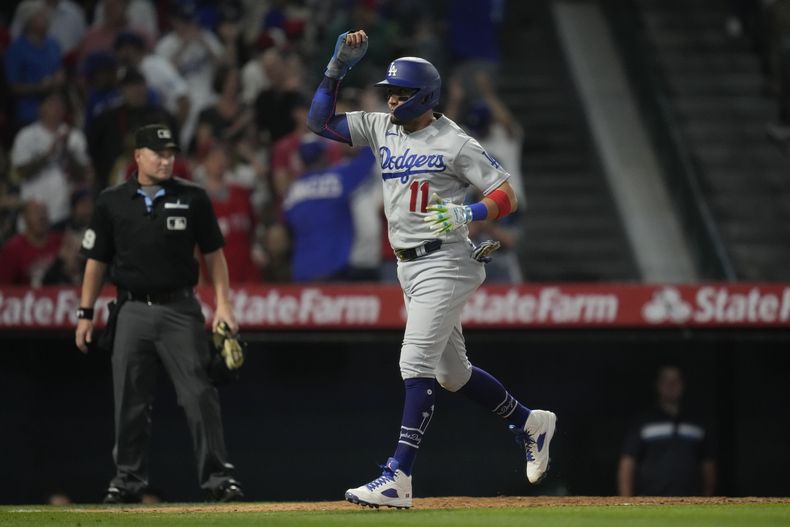 El venezolano Miguel Rojas, de los Dodgers de Los Ángeles, anota en un sencillo de Michael Busch ante los Angelinos de la misma ciudad, el martes 20 de junio de 2023 (AP Foto/Ashley Landis)