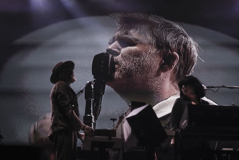 James Murphy la banda estadounidense LCD Soundsystem aparece en una pantalla durante su concierto en el festival AXE Ceremonia en el Parque Bicentenario en la Ciudad de México el domingo 24 de marzo de 2024. (Foto AP/ Marco Ugarte)