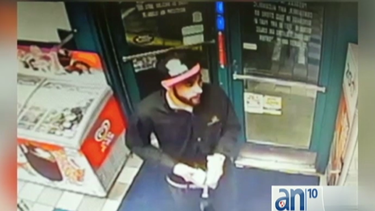 autoridades revelaron las imagenes de un sospechoso de vandalizar y robar dos autos