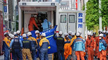 ARCHIVO - Trabajadores de emergencias se reúnen cerca del lugar después de que una persona rociara una sustancia irritante, en Tokio, Japón, el 25 de mayo de 2026. (AP Foto/Eugene Hoshiko, Archivo)