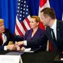 El primer ministro de Dinamarca, Mette Frederiksen, centro, el primer ministro de Groenlandia, Jens-Frederik Nielsen, derecha, y el presidente de Estados Unidos, Donald Trump, en la ceremonia de firma de un acuerdo de seguridad entre los tres países, en la sede de las Naciones Unidas, el martes 22 de septiembre de 2026. (Mads Claus Rasmussen/Ritzau Scanpix vía AP)