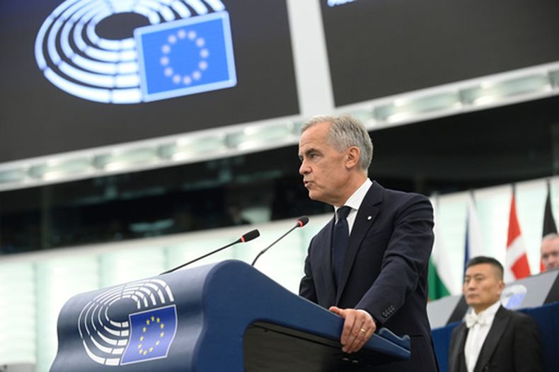 El primer ministro de Canadá, Mark Carney, pronuncia un discurso durante una sesión formal del Parlamento Europeo en Estrasburgo, Francia, el 17 de septiembre de 2026. (AP Foto/Pascal Bastien)