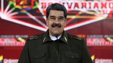 el uniforme de comandante en jefe con el que nicolas maduro se esfuerza por lograr el liderazgo en la fuerza armada