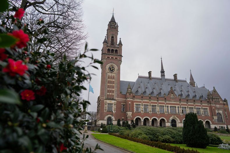 ARCHIVO - Una vista del palacio que aloja la Corte Internacional de Justicia, la máxima corte de la ONU, se ve el 2 de febrero de 2024 en La Haya, Holanda. (AP Foto/Peter Dejong, Archivo)