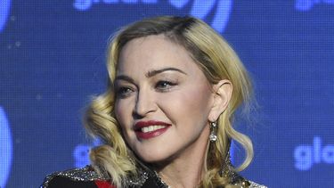 FILE - Madonna en la 30a edición de los premios GLAAD Media en Nueva York el 4 de mayo de 2019, en Nueva York. Madonna publicó el 10 de julio de 2023 en redes sociales que está en vías de recuperación tras haber sido hospitalizada y posponer el comienzo de su gira Celebration. (Foto Evan Agostini/Invision/AP, archivo)