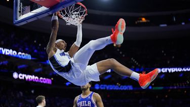 Magic se recupera de un déficit de 21 puntos y vence a 76ers