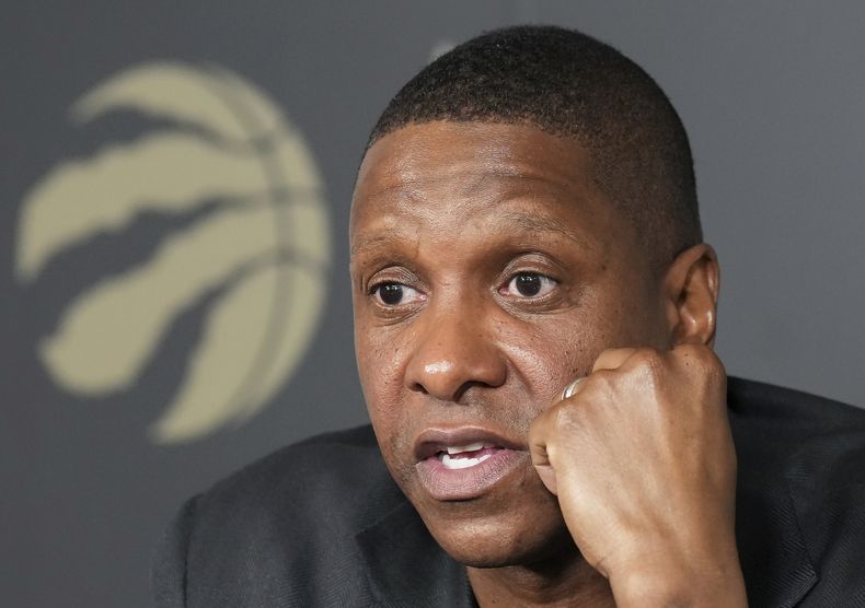 ARCHIVO - El presidente del equipo de baloncesto de la NBA Raptors de Toronto, Masai Ujiri, habla con los medios de comunicación sobre los traspasos recientes en Toronto, el jueves 18 de enero de 2024. (Nathan Denette/The Canadian Press vía AP, Archivo)