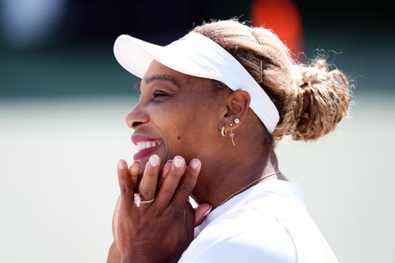La estadounidense Serena Williams reacciona durante una sesión de entrenamiento, antes del Campeonato de Tenis de Wimbledon, en el All England Lawn Tennis and Croquet Club, en Londres, el sábado 27 de junio de 2026. (John Walton/PA vía AP)