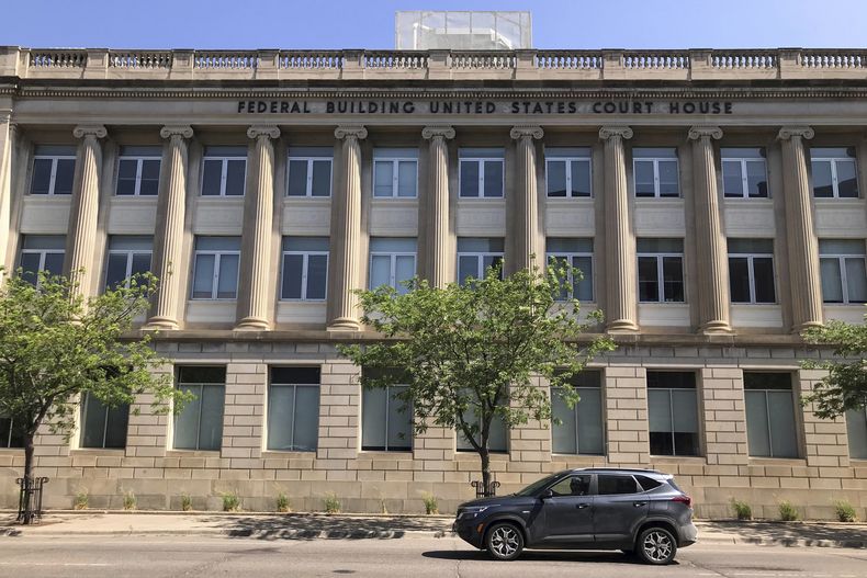 Vista de la corte federal en Fargo, Dakota del Norte, el lunes 19 de junio de 2023, donde el sicario mexicano Juan Sillas Rocha, que trabajó para el cártel de los hermanos Arellano Félix, se declaró culpable el jueves 13 de julio de 2023 de diversos cargos. (AP Foto/Jack Dura)