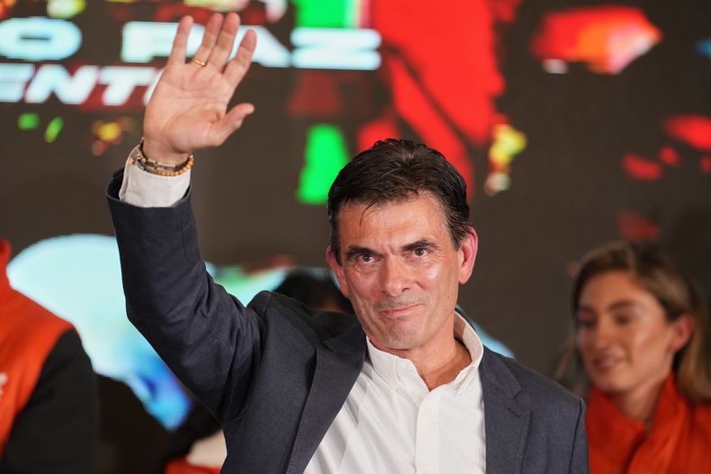 El candidato presidencial Rodrigo Paz se dirige a sus partidarios después de que los resultados preliminares lo mostraran como líder en la segunda vuelta de las elecciones presidenciales en La Paz, Bolivia, el domingo 19 de octubre de 2025. (AP Foto/Natacha Pisarenko)