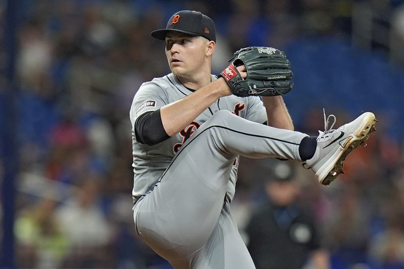 Tarik Skubal, abridor de los Tigres de Detroit, se alista para lanzar en contra de los Rays de Tampa Bay durante la tercera entrada del juego de béisbol el lunes 22 de abril de 2024, en San Petersburgo, Florida. (AP Foto/Chris OMeara)
